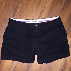 Old Navy 5” khaki shorts 🌿